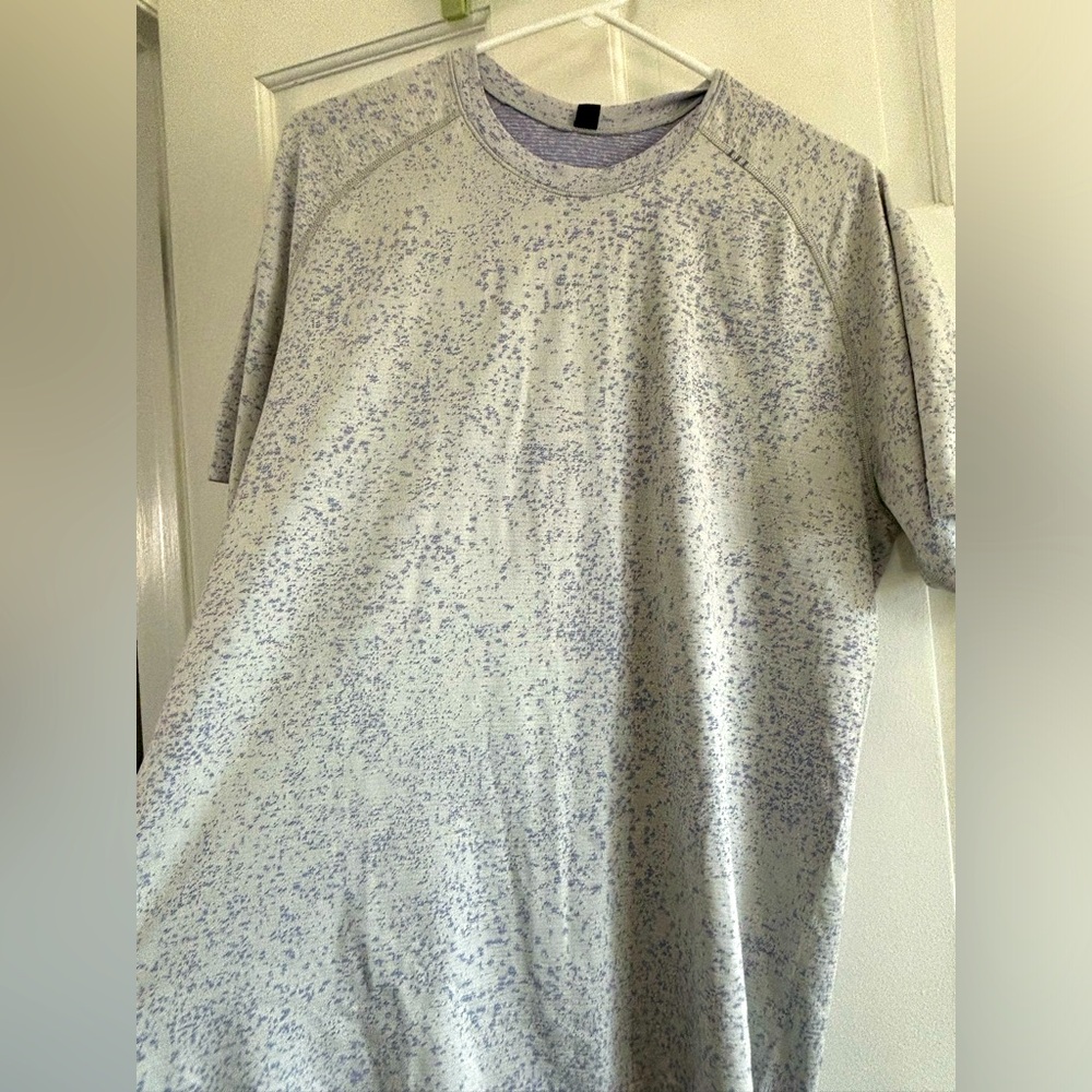 Men’s lululemon workout tee